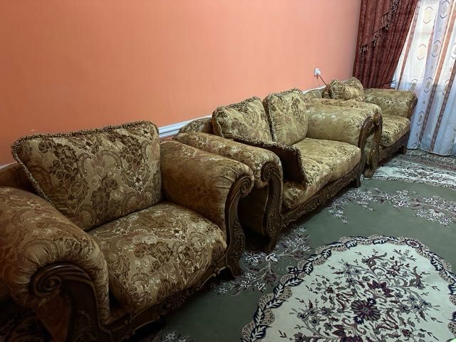 Диван семиместный продаю в хорошем почти новом состоянии, мягкий