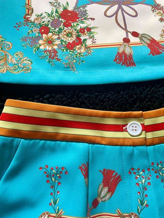 Комплект, къс панталон и топ многоцветен син/зелен с барокови елементи