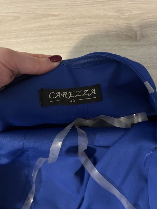 Рокля кралско синьо с пера