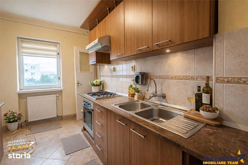 FILM:Apartament cu 4 camere,2 bai,2 balcoane,2 garaje,Targu Secuiesc,C