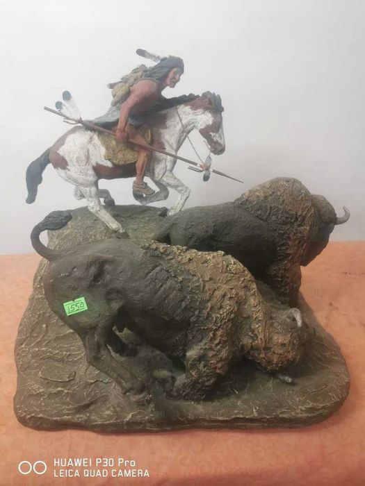 Statuie cu tenta indiana vanatoare de bizon