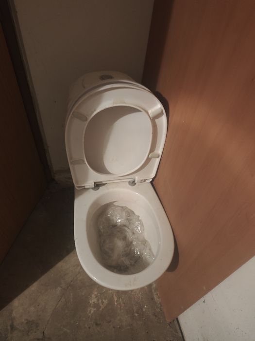 Продам унитаз, с крышкой, все работает,