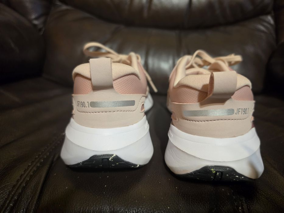 Продавам Маратонки 42 номер, 27см.