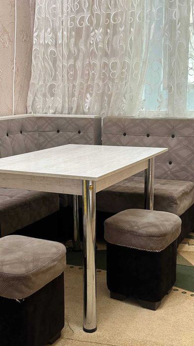 Продам мягкий уголок с пуфиками и столом (б/у)