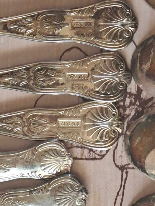 Продаава се посребрен комплект от 34 части