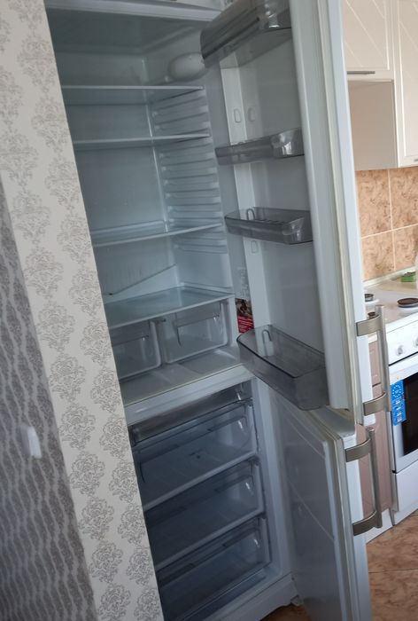 Отличный холодильник Ariston