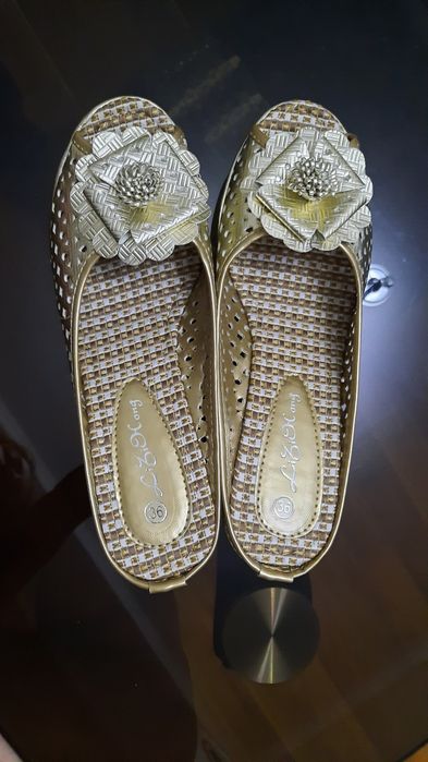 Золотистые шлёпки на танкетке — стиль и комфорт