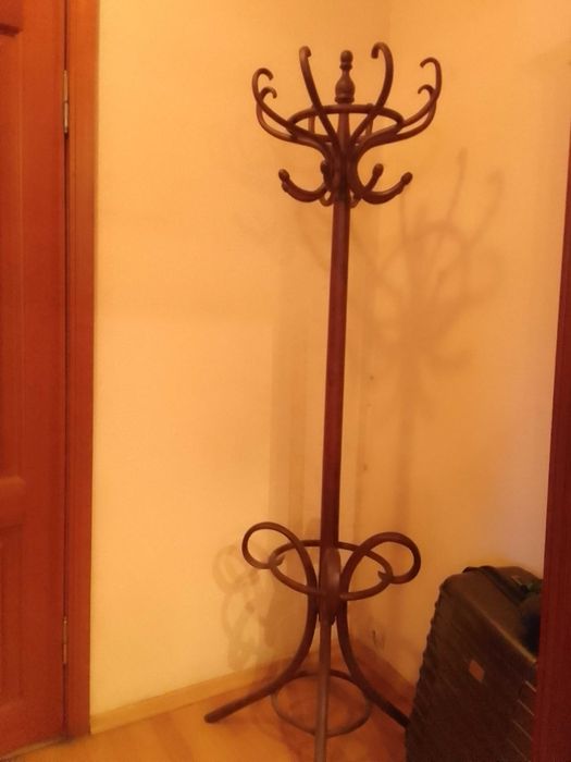 Вешалка из дерева