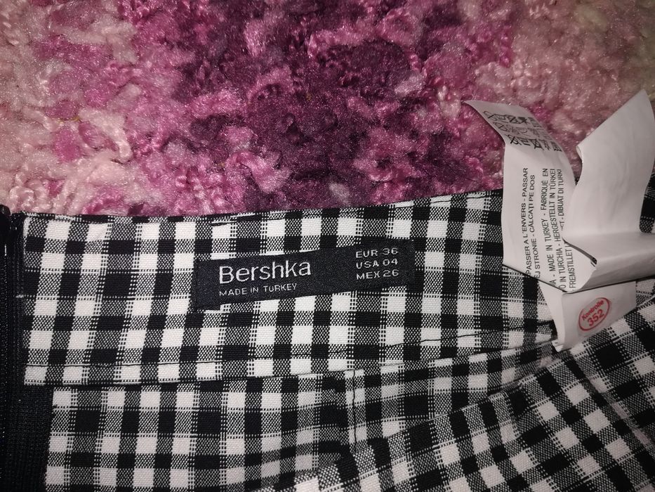 Pantaloni scurți mărimea 36, noi fără eticheta Bershka
