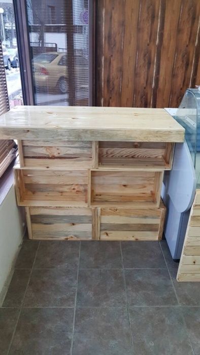 Стелажи и щайги за заведения и магазини