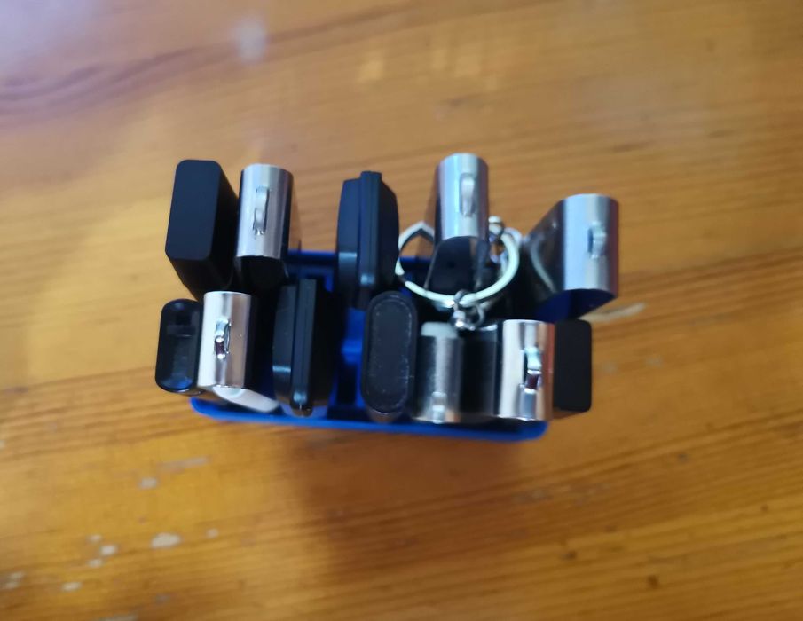 Органайзер за USB памети - 16 броя