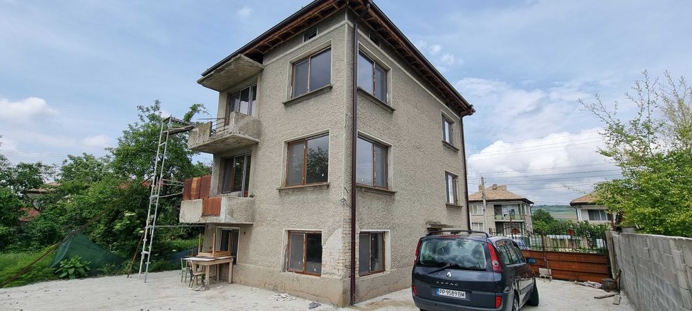 1785-Продава се триетажна тухлена на плоча къща в Гецово!