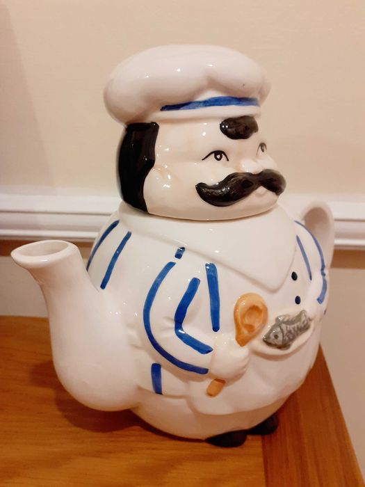 2 порцеланови чайника -  "Готвач" и "Цветарски магазин"