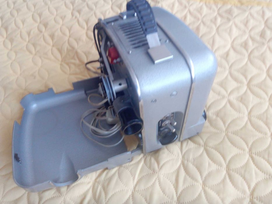 Здрав и работещ руски прожекционен апарат ЛУЧ-2.