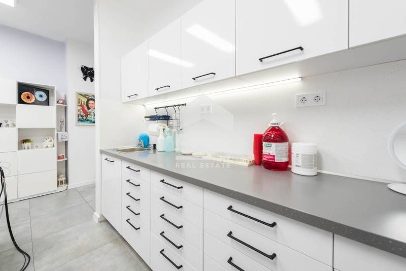 Ексклузивен, завършен до ключ офис под наем, на партер в нова сграда,