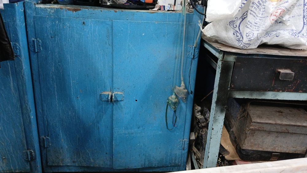 Продам 4 железных шкафа