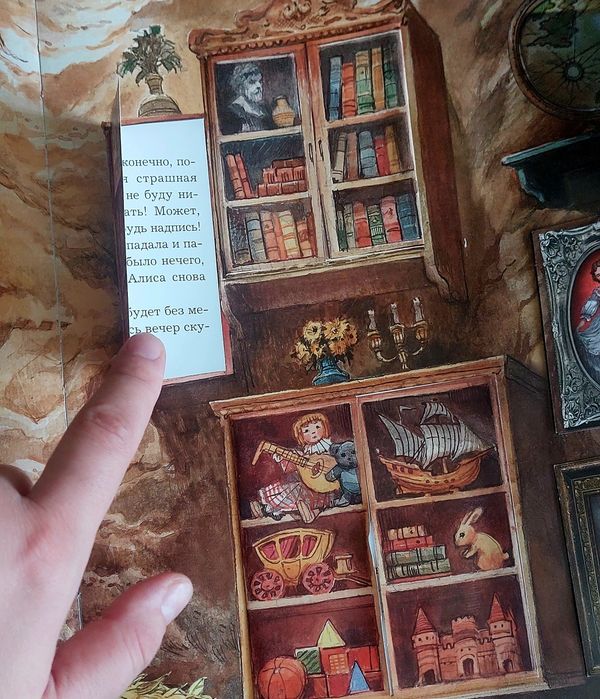 Подарочная книга ''Алиса в стране чудес,,