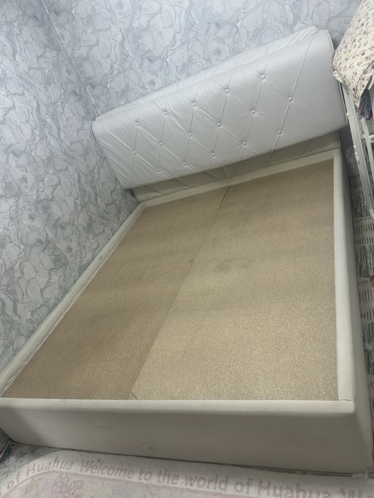 Б/у шкаф және крават сатылады.