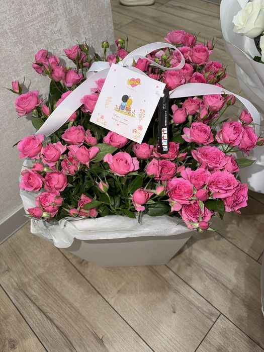 Нежные кустовые розы в коробке
