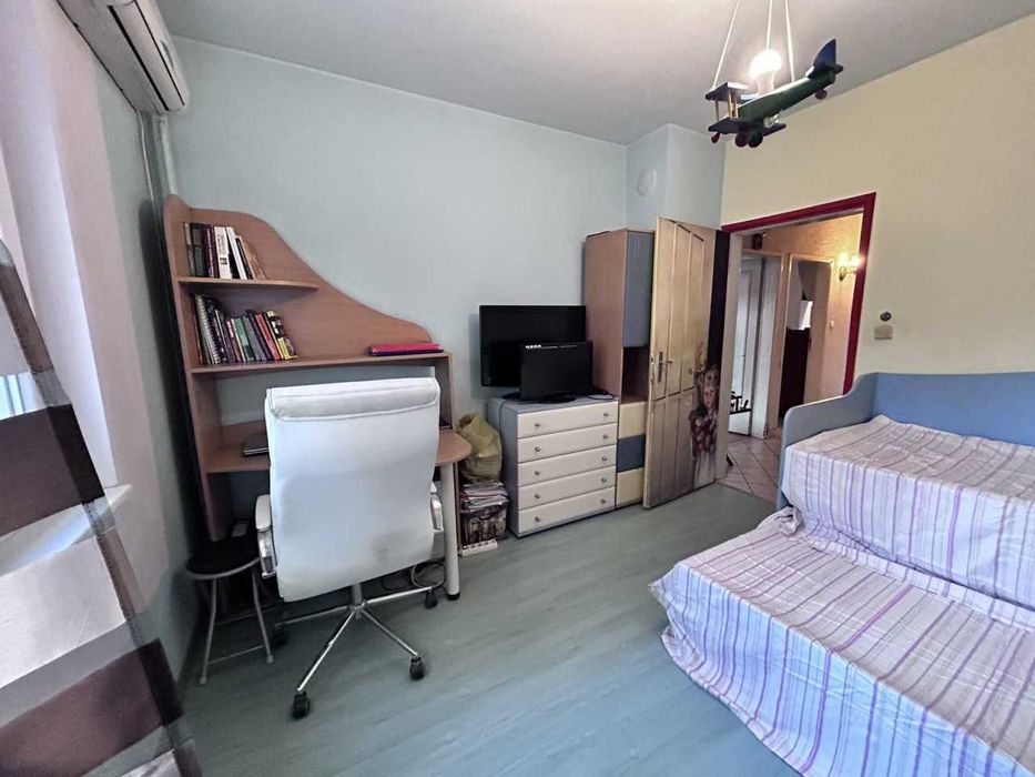 Тристаен Апартамент