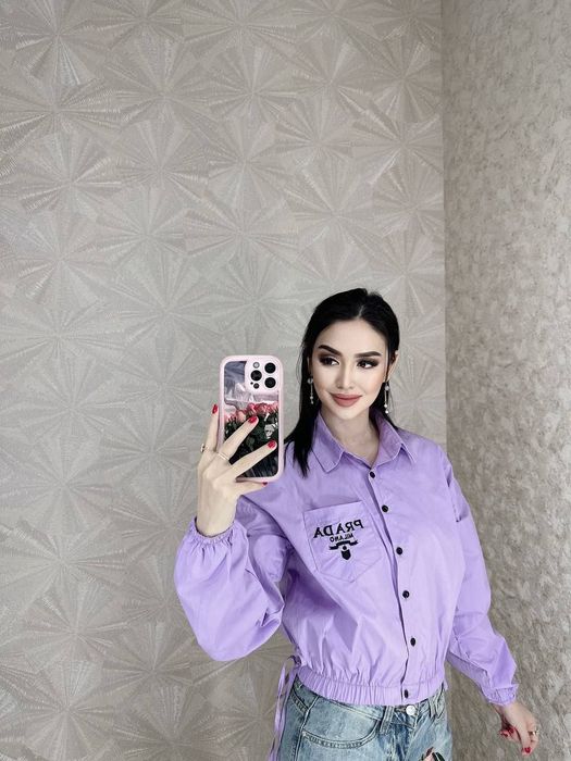 Qizlarning yubkalardagi dumbalarining fotosuratlari