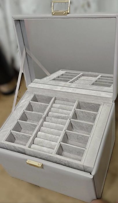 Голяма кутия за бижута от PU кожа с огледало - 4 нива, кадифена подпла