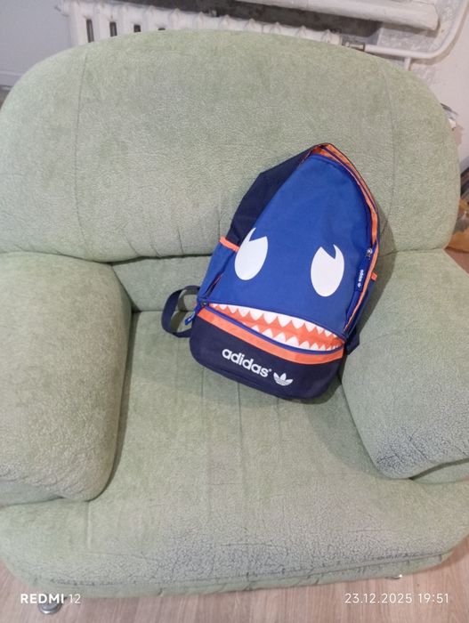 Диван и два кресла .