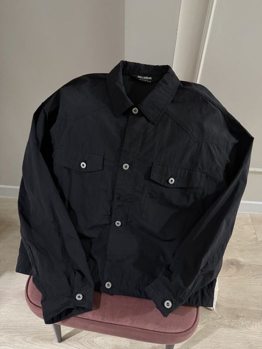 Черная ветровка Pull&Bear