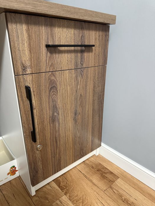 рабочий стол с полкой