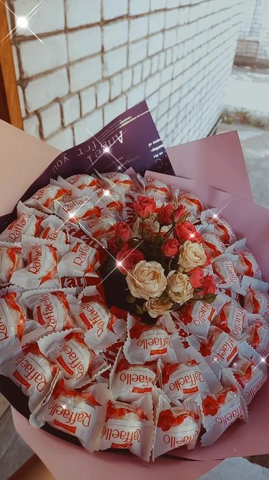 Сладкий букет из конфет и роз