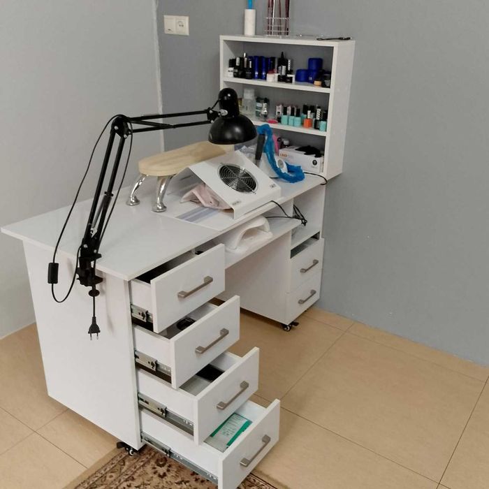 маникюрный столик