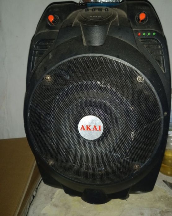 Vând 2 boxe și un Tv.