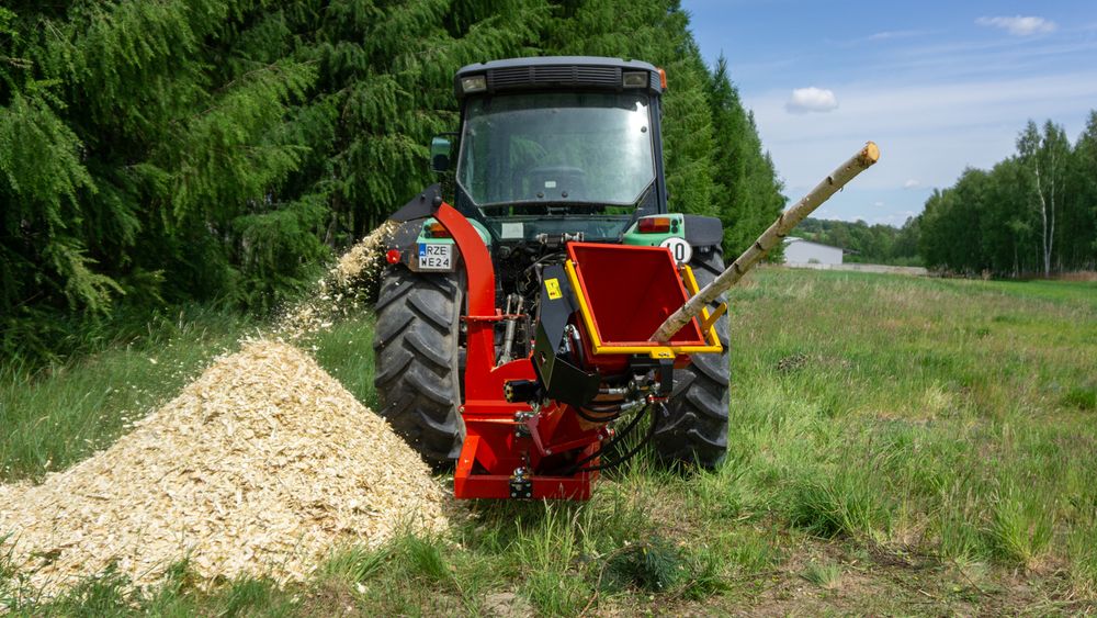Tocător crengi la tractor RT 630 R cu role de tragere