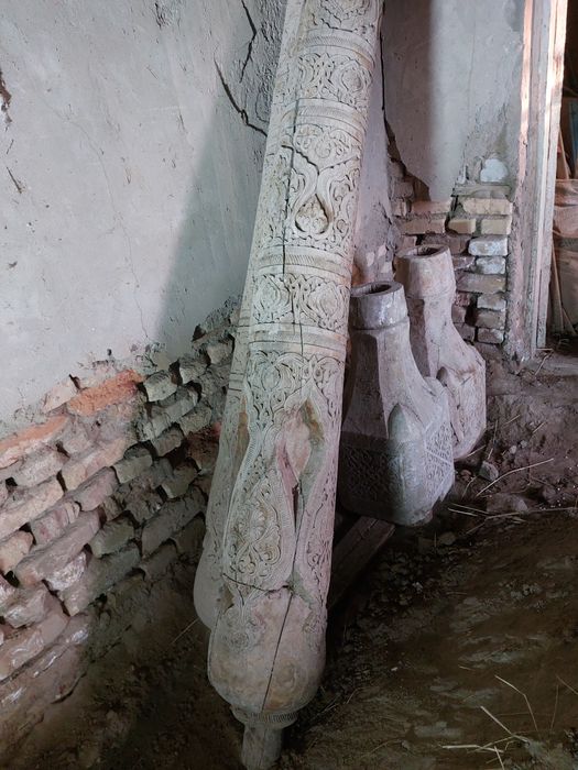 Кадимий устунлар сотилади