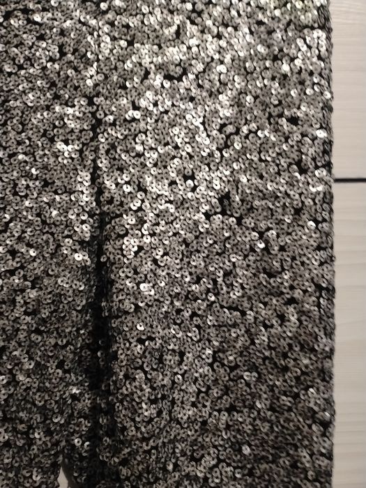 Pantaloni paiete argintii superbi  de luat ziua sau seara. Este sezonul schimbarilor
