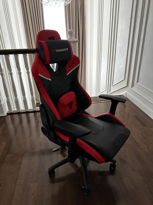 Геймерский стул ThunderX3