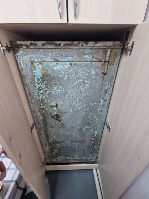 Продам сейф металлический