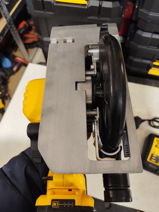 Като НОВ  безчетков ръчен циркуляр Девалт DeWALT DCS565 комплект