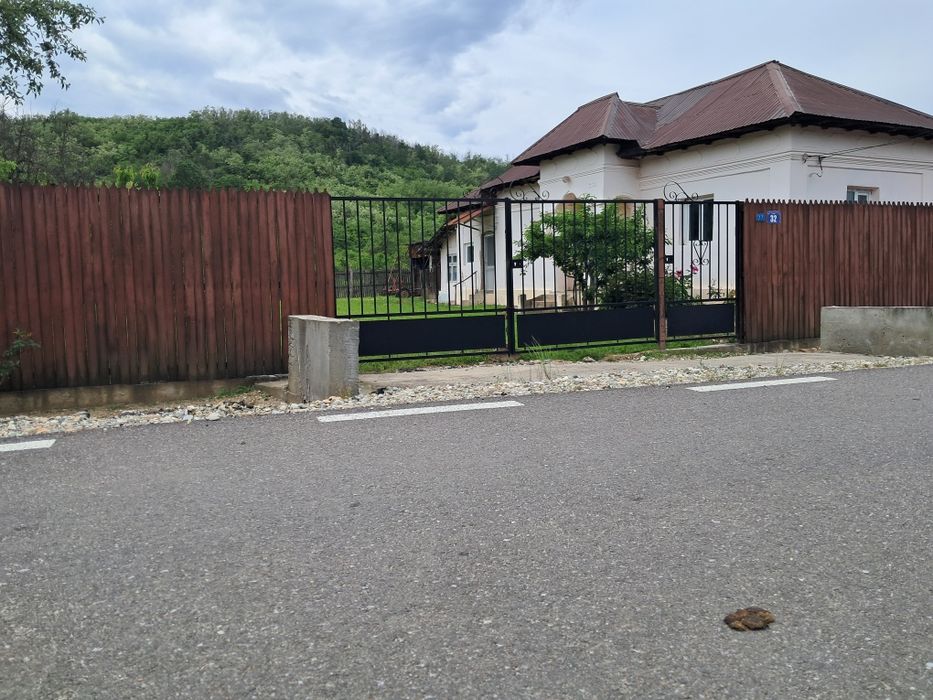 Se vinde CASA SI TEREN
