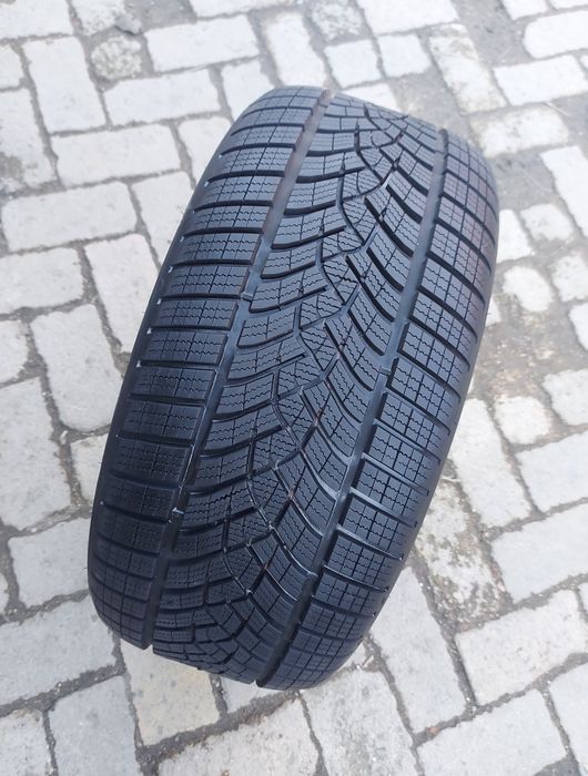 O bucată 255/40 R19 M+S iarnă - una Goodyear Pirelli Lassa