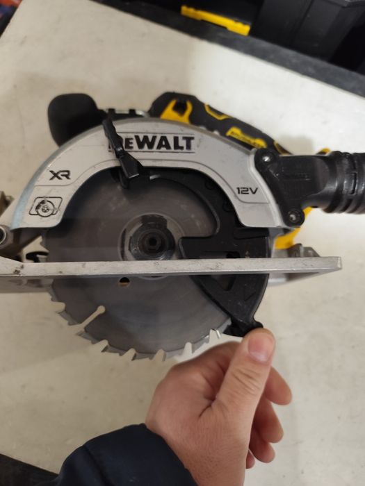 Акумулаторен безчетков ръчен циркуляр Девалт DeWALT DCS512