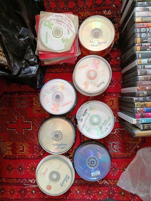 2 DVD проигрывателя и 500 Дисков