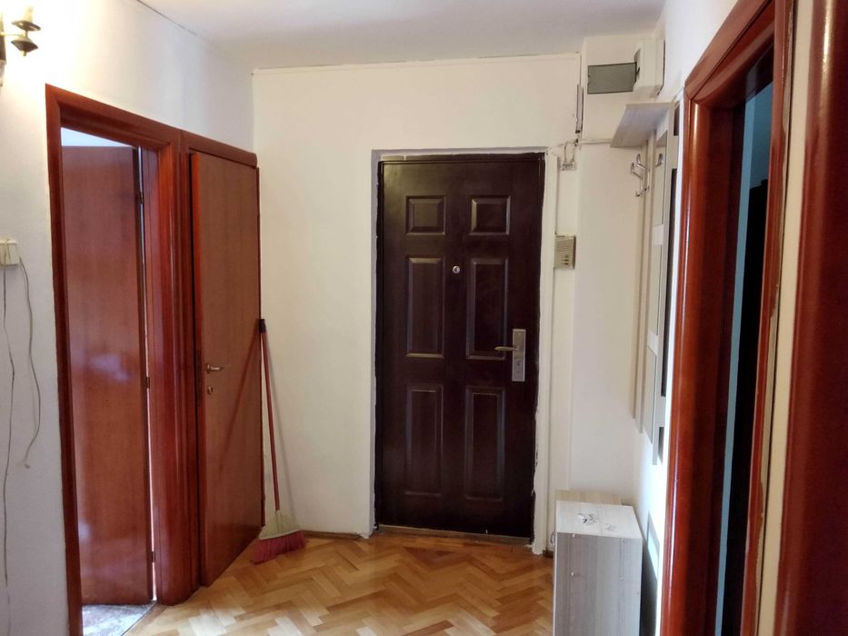 Inchiriez apartament cu 3 camere