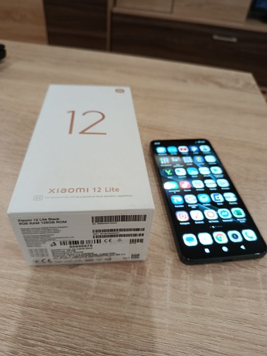 Продавам Xiaomi 12 Lite в гаранция