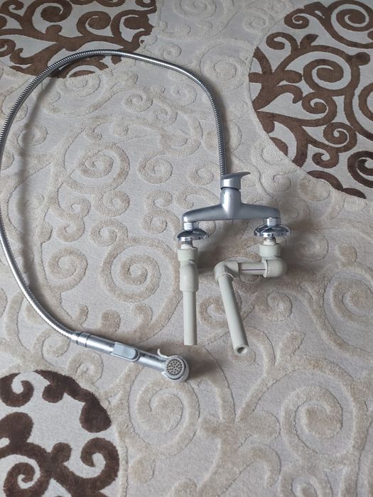 Продам смеситель с душем