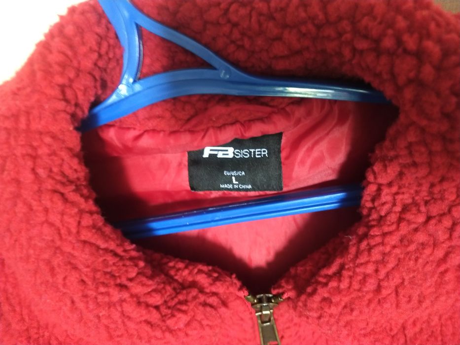 Куртка красная L размера