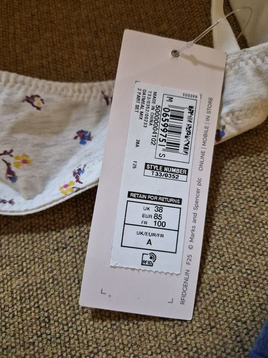 Нови сутиени Marks&Spencer, 
размер 85 А.
Цена 25 евро за двата.