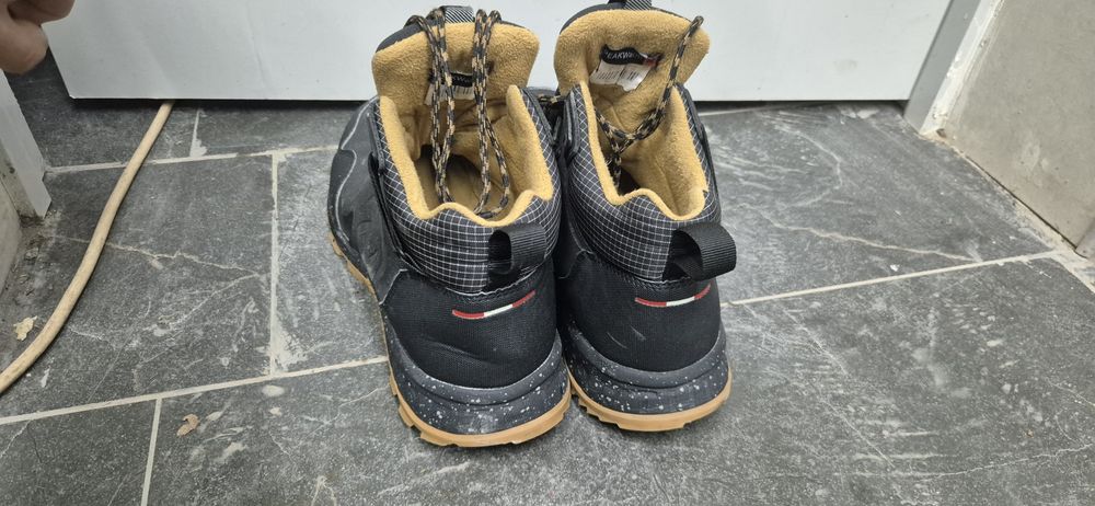 Продам зимние ботинки
