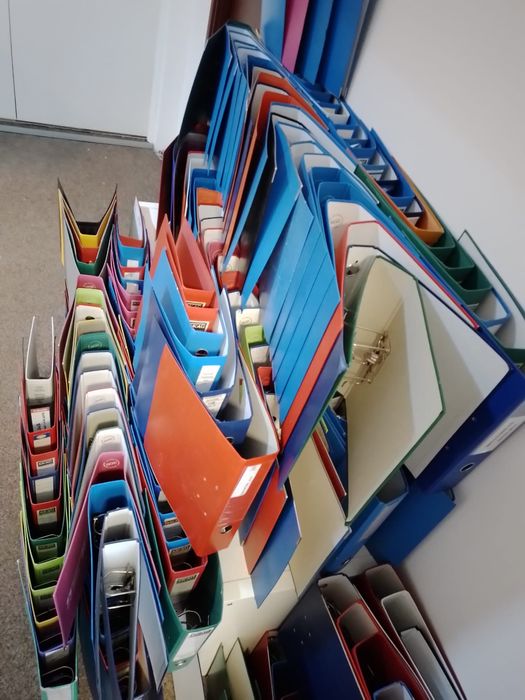 Bibliorafturi colorate