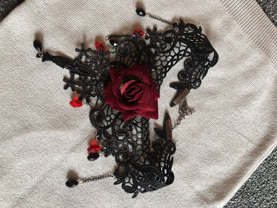Vand colier cu trandafir din dantela la baza gatului elegant